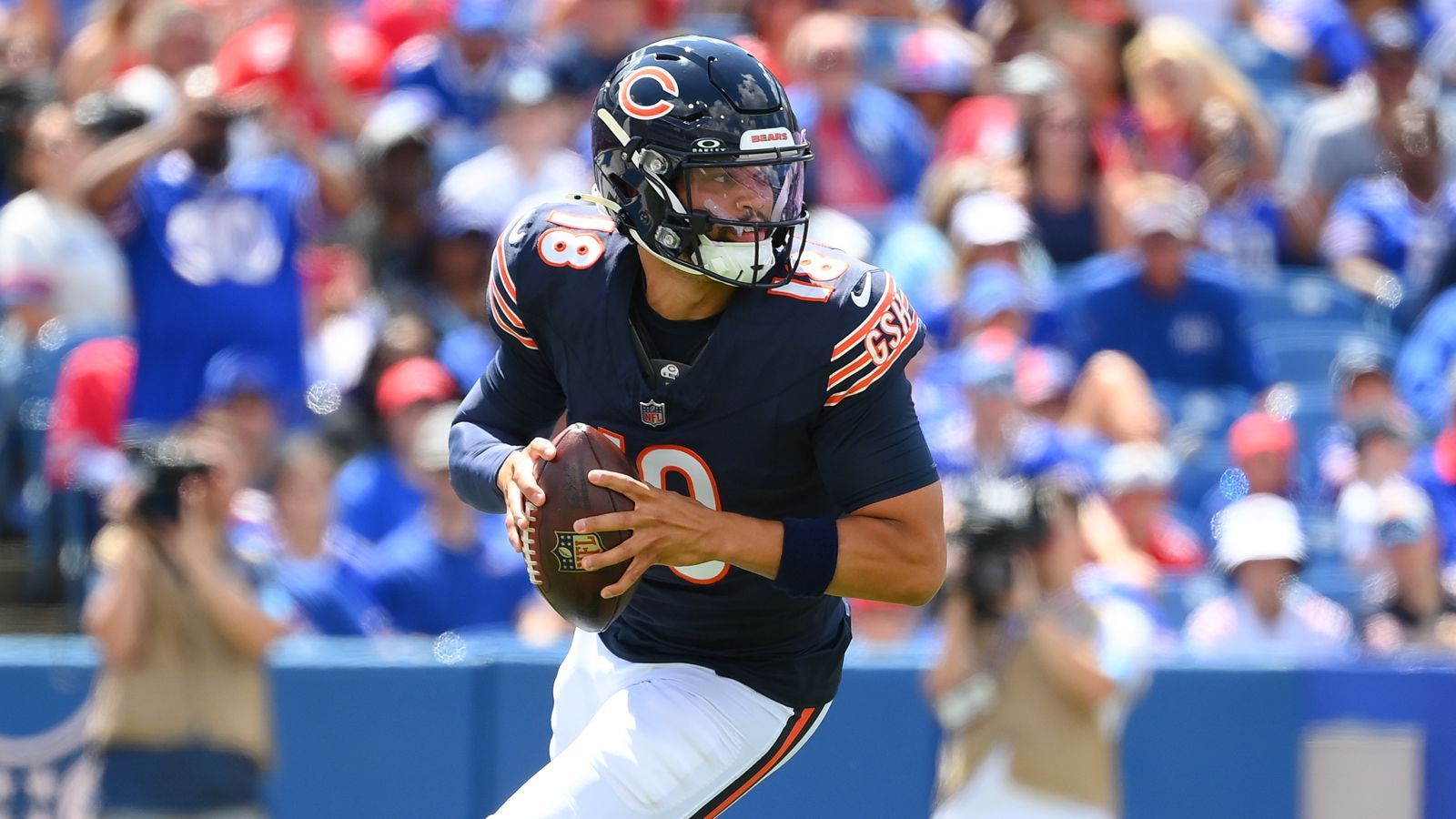 <strong>Platz 27: Caleb Williams (Chicago Bears)</strong> <br>Auf der anderen Seite stand mit Caleb Williams der an diesem Tag statistisch bessere Quarterback, aber auch er fühlt sich sichtlich unwohl in dieser Offense. 52 Mal musste er den Ball werfen. Da kann er nichts für, ist aber einfach zu viel. Die Niederlage gabs dann auch noch on top.