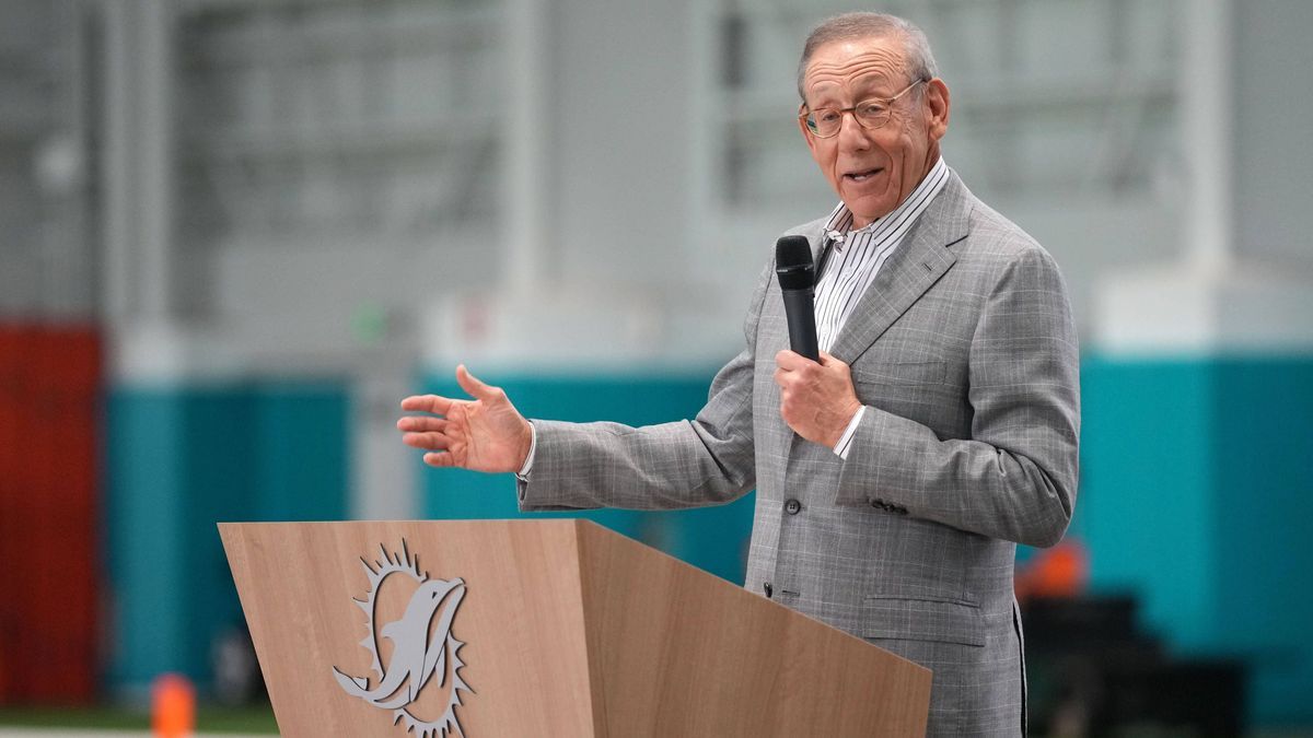 NFL, American Football Herren, USA Miami Dolphins Grand Opening-Baptist Health Training Complex, Jul 20, 2021; Miami Gardens, FL, USA; Miami Dolphins owner Stephen M. Ross speaks during the grand o...