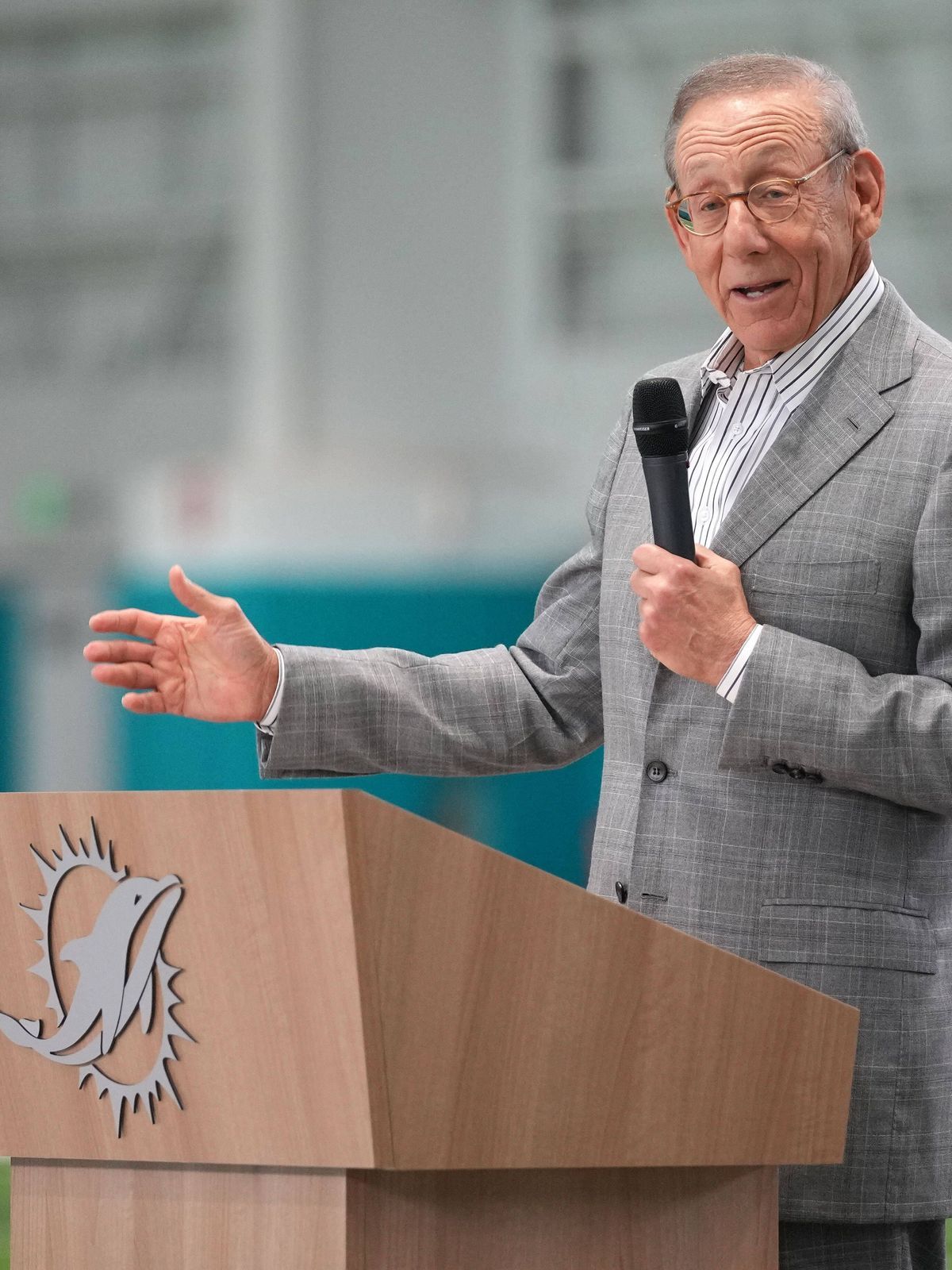 NFL, American Football Herren, USA Miami Dolphins Grand Opening-Baptist Health Training Complex, Jul 20, 2021; Miami Gardens, FL, USA; Miami Dolphins owner Stephen M. Ross speaks during the grand o...