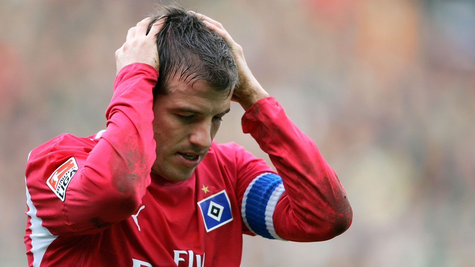 <strong>Rafael van der Vaart</strong><br>
                Rafael van der Vaart wollte den Hamburger SV im Jahr 2007 mit allen Mitteln verlassen. In den spanischen Medien ließ sich der Niederländer sogar schon mit einem Trikot des FC Valencia ablichten. Mit dem FC Valencia wurde es damals aber dann doch nichts, dafür ein Jahr später mit Real Madrid. Später kehrte van der Vaart für eine zweite Ära zum HSV zurück, konnte aber fast nie mehr an die erste, erfolgreiche Phase an der Elbe anknüpfen.
