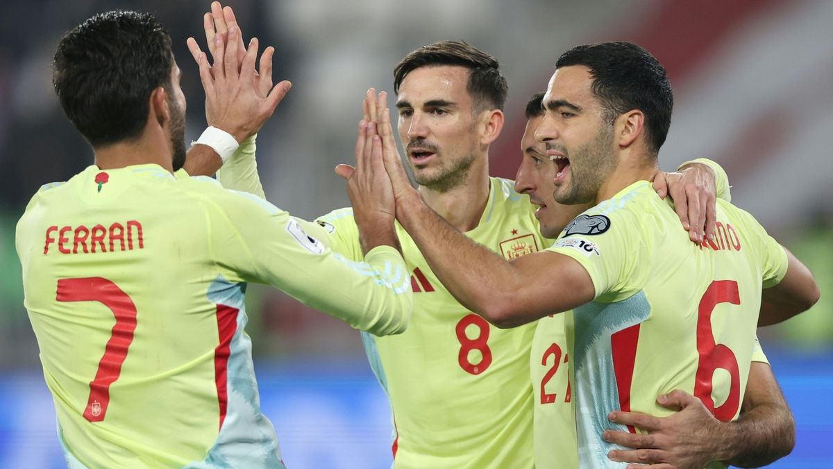 Die Spanier bejubeln das 1:0