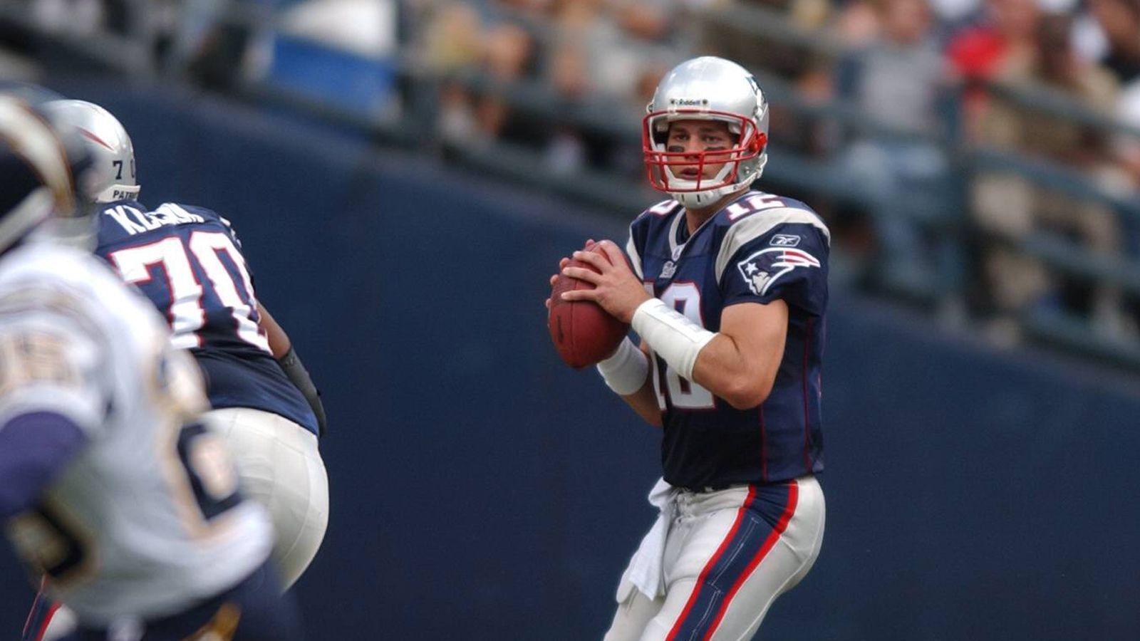 
                <strong>Geld (2002 vs 2019/2020)</strong><br>
                Brady wird für seinen steilen Aufstieg vom Sechstrunden-Pick zum Super-Bowl-Sieger im August 2002 mit einem neuen Vierjahresvertrag belohnt, der damals rund 30 Millionen Dollar wert ist. Sein Draft-Kontrakt bringt ihm damals übrigens über die ersten drei Jahre 866.500 Dollar. Für Brady ist heute neben seinem Vertrag auch seine Marke "TB12" eine wahre Goldgrube, unter der er unter anderem mit der "TB12-Methode" erklärt, wie man fit und leistungsfähig bleibt. Er selbst ist weiterhin die beste Werbung dafür.
              