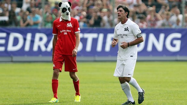 
                <strong>Cro (VfB Stuttgart)</strong><br>
                Cro (VfB Stuttgart). Der selbsternannte "King of Raop" pflegt den Bezug zum Fußball - er ist Fan des VfB Stuttgart. Bei einem Benefizspiel von Sami Khedira schnürt der Musiker mit der Panda-Maske sogar seine Fußball-Schuhe. Bürgerlich heißt der 25-Jährige Carlo Waibel.
              
