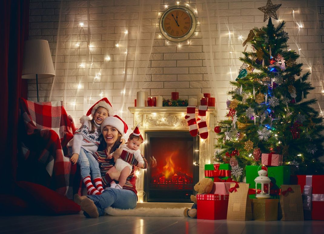 Je gelassener die Eltern Weihnachten sind, desto zufriedener sind auch die Kinder – und strahlen über das ganze Gesicht.