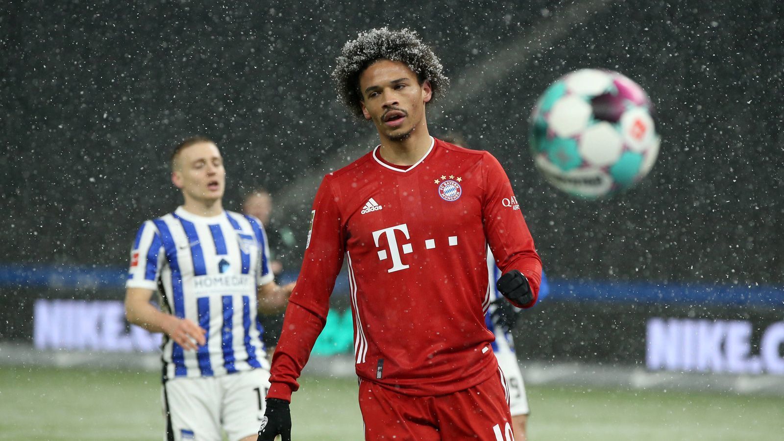 
                <strong>Leroy Sane</strong><br>
                Vergibt in der 5. Minute die große Chance zur Führung und scheitert aus halbrechter Position an Jarstein. Starker Laufweg in der 10. Minute, nimmt den Kontakt von Jarstein an und holt einen Elfmeter heraus. Vor der Pause wieder sehr gefährlich, mit toller Vorlage für Coman, der versemmelt. In der 73. Minute durch Douglas Costa ersetzt. ran-Note: 2
              