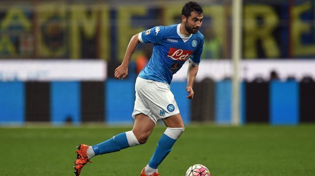 
                <strong>Raul Albiol (SSC Neapel)</strong><br>
                Raul Albiol (SSC Neapel): Der 31-jährige Spanier ist beim Serie-A-Klub Stammkraft im Abwehrzentrum und ein wichtiger Baustein im Team von Coach Maurizio Sarri. Albiol kam 2013 unter Sarris Vorgänger Rafael Benitez nach Neapel und erfüllt die in ihn gesetzten Erwartungen. Deshalb scheint eine Vertragsverlängerung möglich. Bislang lief Albiol 105 Mal für Neapel in der Serie A auf.
              