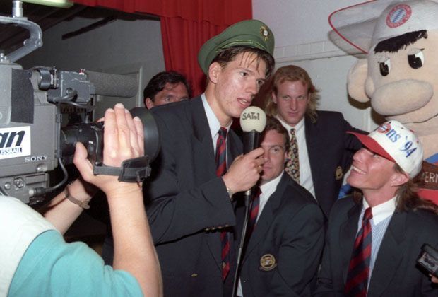 
                <strong>Meister: 1994</strong><br>
                1994: Nach dem siegreichen Titelrennen gegen Kaiserslautern greift sich "Polizist" Christian Ziege das ran-Mikro und interviewt seine Kollegen.
              