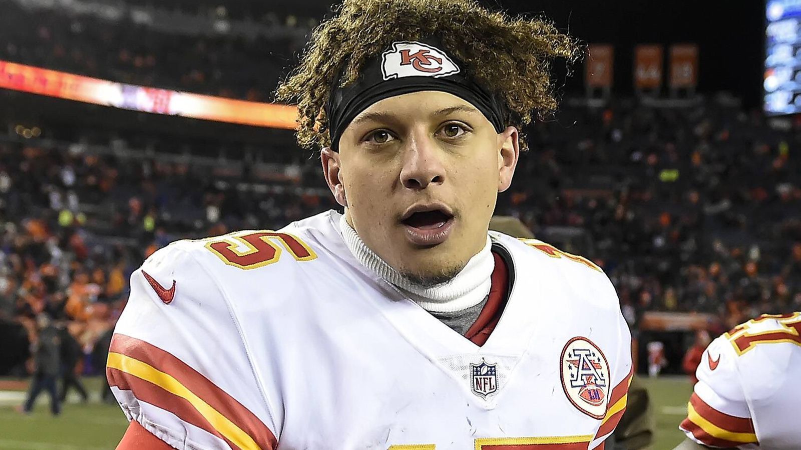 
                <strong>Saison 1 (2000 vs 2017)</strong><br>
                Mahomes wiederum ist Ersatz von Routinier Alex Smith. Am letzten Spieltag der Saison 2017 feiert Mahomes sein NFL-Debüt. Seine Stats: 284 Passing Yards, kein Touchdown, eine Interception und ein 27:24-Sieg gegen die Denver Broncos.
              