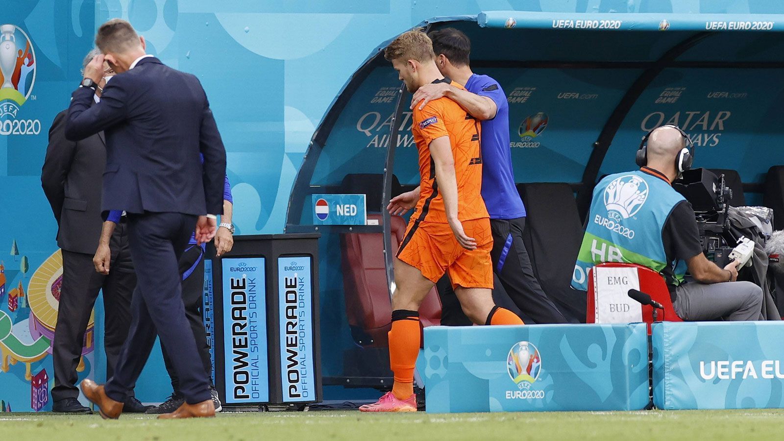 
                <strong>De Ligt fliegt nach VAR-Einsatz vom Platz</strong><br>
                Sekunden später dann der Schock für die Niederlande, Matthijs de Ligt fliegt nach Überprüfung durch den VAR nach einem Handspiel mit der Roten Karte vom Platz. Nach dem Platzverweis wendet sich das Blatt, Tschechien nistet sich immer mehr in der gegnerischen Hälfte ein und drückt auf den Führungstreffer.
              