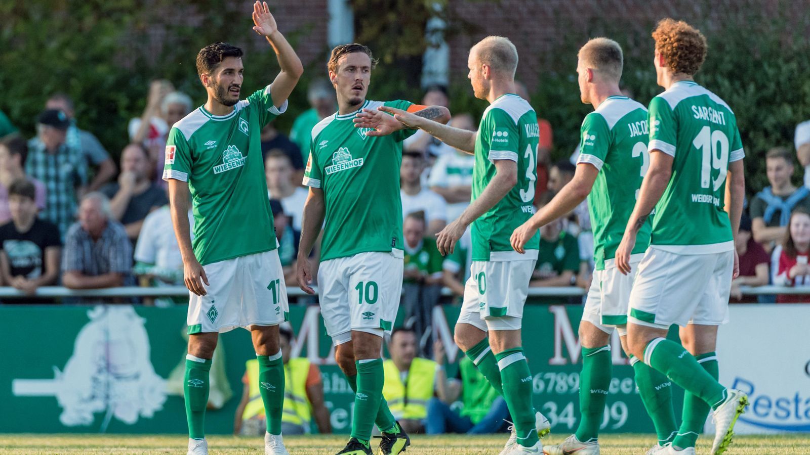 
                <strong>Platz 17 - SV Werder Bremen</strong><br>
                Werder ist nicht die Nummer eins im Norden, ordnet sich hinter Kiel und St. Pauli ein. Immerhin Rang 17 - 54,87 Prozent der Befragten sehen den SV Werder Bremen als "sympathisch" an.
              