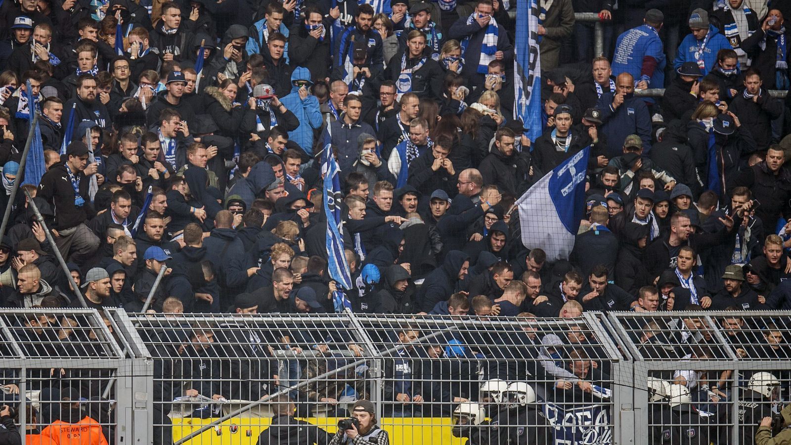 
                <strong>Ausschreitung im Hertha-Block bei Auswärtsspiel in Dortmund</strong><br>
                Der Auslöser des anschließenden Skandals ist aber laut Augenzeugen, dass die Polizei eine Choreografie des Hertha-Anhangs beendet ...
              