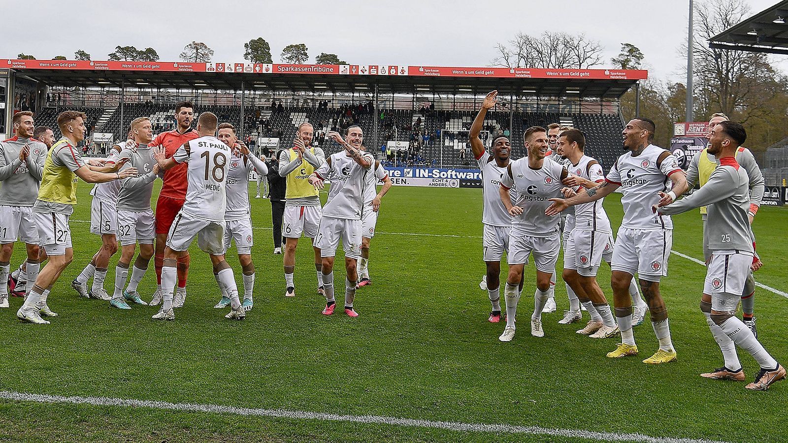 
                <strong>FC St. Pauli</strong><br>
                &#x2022; Tabellenplatz: 5; Punkte: 41; Torverhältnis: 39:28<br>&#x2022; Jüngste Ergebnisse: S-S-S-S-S<br>&#x2022; Nächste Gegner: Jahn Regensburg (H), 1. FC Heidenheim (A), Eintracht Braunschweig (H)<br>Einen Wahnsinnslauf hat der FC St. Pauli – und könnte den Stadtrivalen Hamburger SV damit noch vom Relegationsplatz verdrängen. Die Hamburger Vereine trennen zwar acht Punkte, aber angesichts der aktuellen Form der Klubs darf man der Mannschaft von Fabian Hürzeler zutrauen, diesen Rückstand noch aufzuholen. Seit der neue Coach im Amt ist, gewannen die "Kiezkicker" alle acht Pflichtspiele - was einen eingestellten Startrekord für einen Trainer in der 2. Liga bedeutet. Vor seiner Übernahme lag das Team noch auf Rang 15. Jetzt ist es im Flow.
              