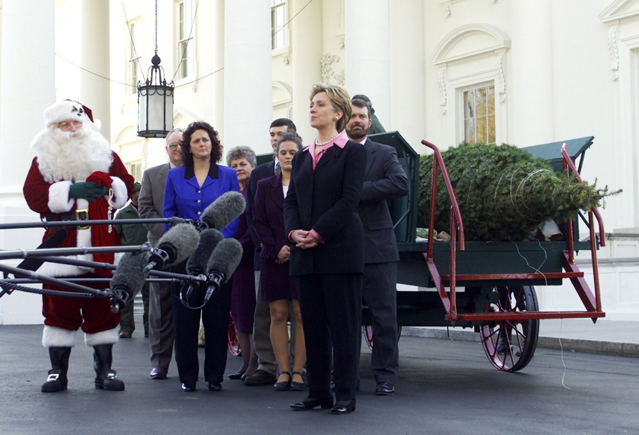 2000: Hillary Clinton nimmt zum letzten Mal während der Amtszeit ihres Mannes den Weihnachtsbaum in Empfang.