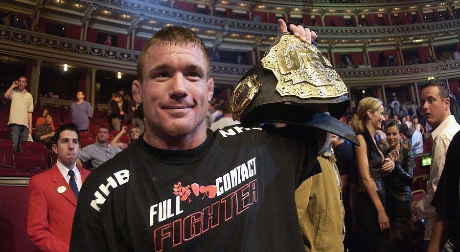 
                <strong>Matt Hughes</strong><br>
                Matt Hughes ist ein echter Junge vom Lande. Durch das tägliche Schuften auf der elterlichen Farm entwickelte er sich zu einem wahren Kraftpaket. Das half ihm in der UFC, wo er seine Gegner spektakulär durch das Octagon schleuderte. Bevor Georges St-Pierre die Bühne betrat, regierte Hughes die Weltergewichtsklasse mit eiserner Faust. Der zweimalige Weltmeister besiegte im Laufe seiner Karriere alle Weltergewichts-Champions der UFC - außer seinen Coach Pat Miletich.
              