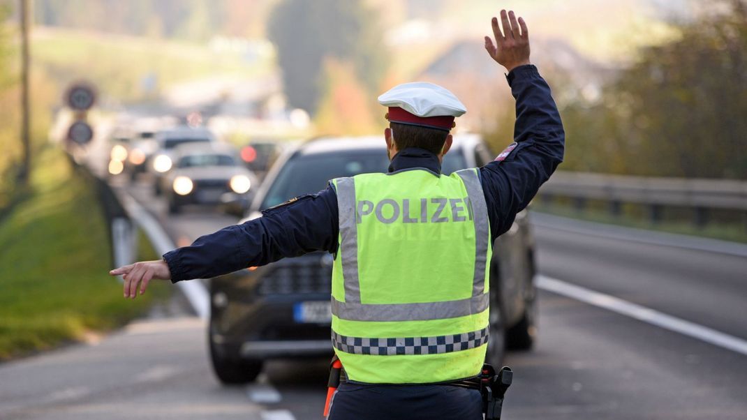 Bei Verkehrskontrollen gibt es einiges zu beachten. Denn Polizist:innen dürfen nicht einfach beliebige Fragen stellen.