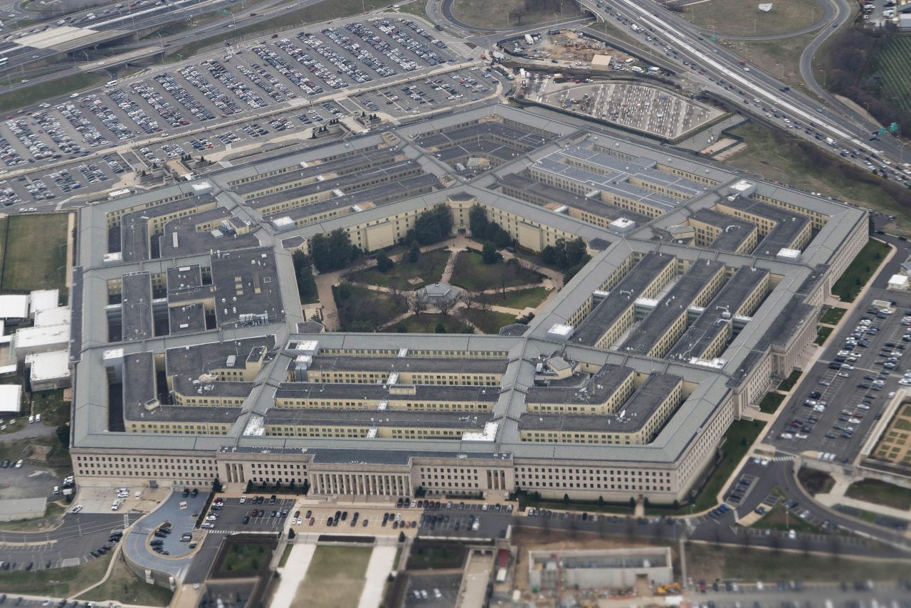 Pentagon: Das amerikanische Verteidigungsministerium soll laut Schätzungen zwar nur 700.000 Tonnen wiegen, hat aber wohl eine Bürofläche von 344.280 Quadratmeter, das entspricht mehr als 48 Fußballfeldern. Die Gänge sind über 28 Kilometer lang. 