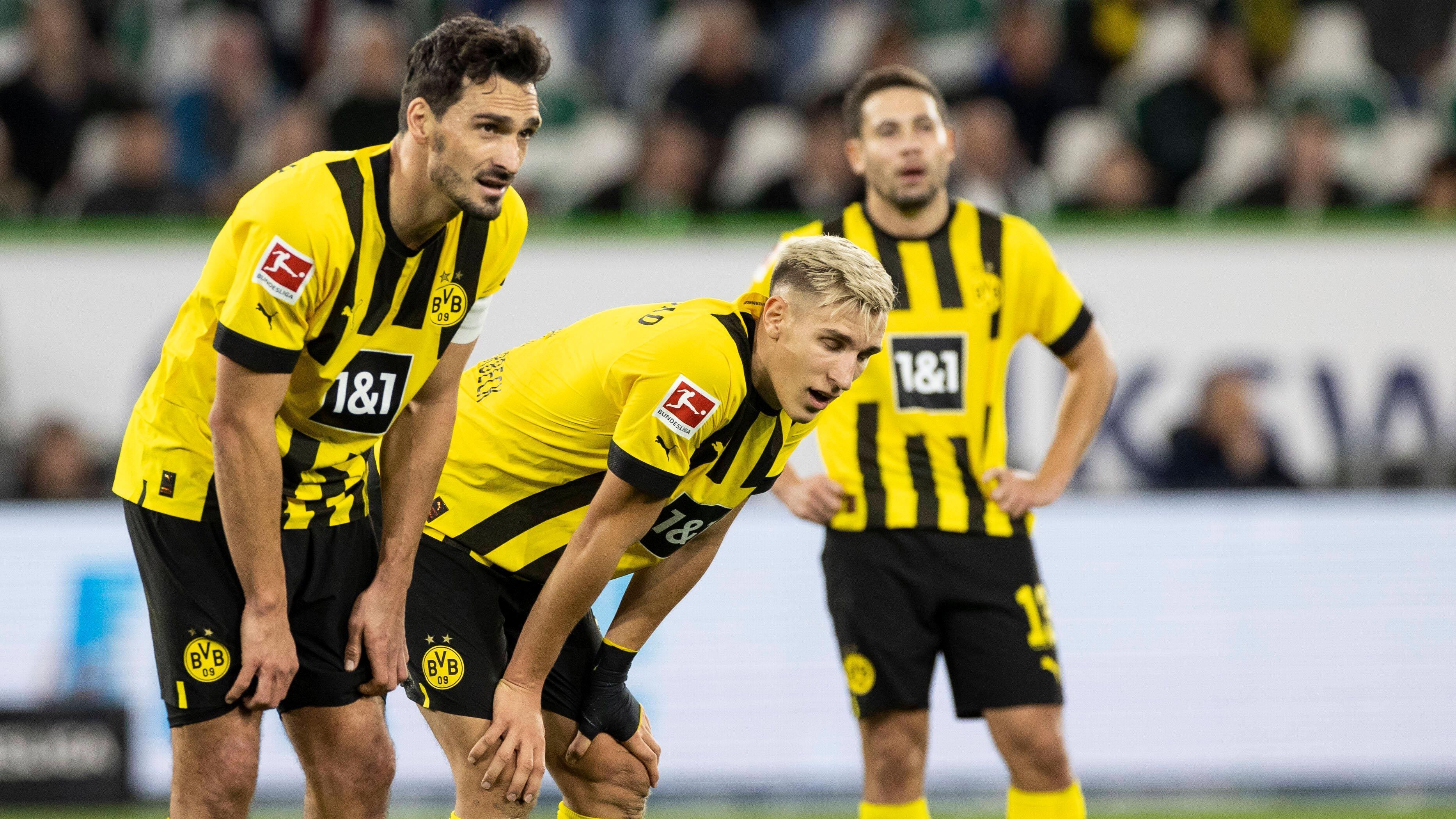 
                <strong>Flop: Die Abwehr Borussia Dortmunds</strong><br>
                Borussia Dortmund hat ein Problem und das heißt: Abwehr. Die BVB-Defensive präsentierte sich mehrfach in der laufenden Saison vogelwild und offenbarte immer wieder dieselben Schwachstellen. Obwohl sich die Borussia vor der Saison mit Nico Schlotterbeck und Niklas Süle prominent sowie vielversprechend verstärkt hat, fehlt hinten jegliche Organisation. Auch Routinier Mats Hummels, der mitunter gute Leistungen zeigt, schafft es nicht, die Abwehr konstant zu stabilisieren. Auch deshalb steht der BVB nur auf Rang sechs.
              