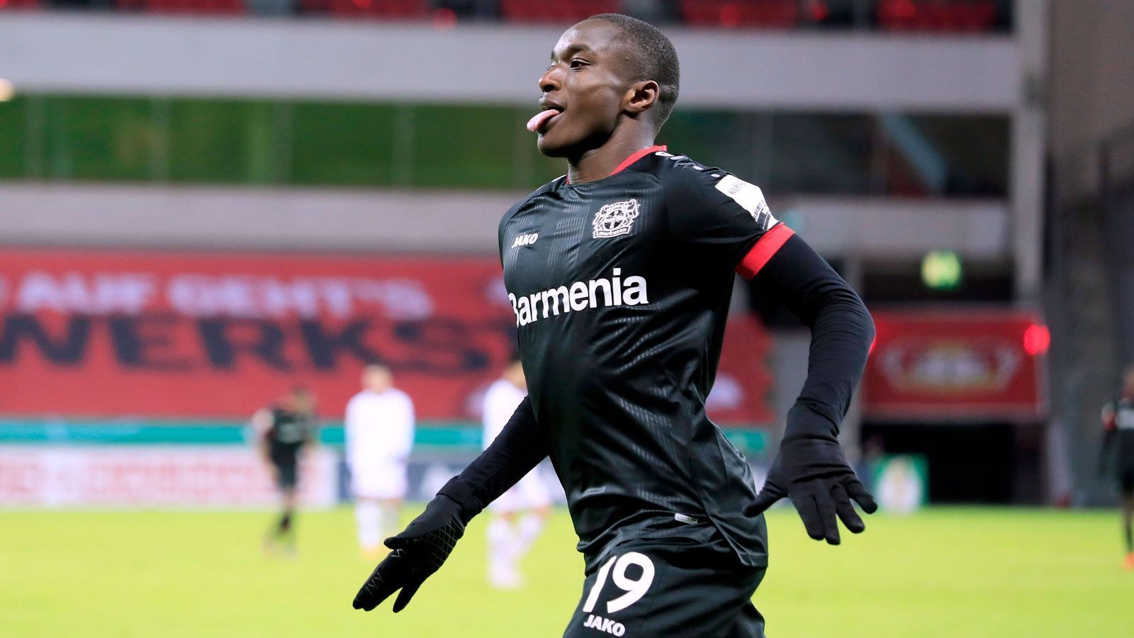 
                <strong>Moussa Diaby (Bayer 04 Leverkusen)</strong><br>
                Nicht nur Nkunku schloss sich im Sommer 2019 einem Bundesliga-Klub an - Flügelspieler Moussa Diaby tat es ihm gleich. "Er wird uns mit seinem enormen Tempo und seiner Technik viel Freude bereiten, da bin ich mir sicher", prophezeite Bayer Leverkusens Geschäftsführer Sport Rudi Völler bei der Bekanntgabe des Wechsels. Und der ehemalige deutsche Nationalspieler sollte recht behalten, Diaby verzückt die Bundesliga mit seinem feinen linken Fuß und seinen Dribbling-Qualitäten seit mittlerweile anderthalb Jahren und verbuchte in diesem Zeitraum 21 Torbeteiligungen. "Er war unglaublich gefährlich und kaum zu stoppen", adelte Freiburg-Stürmer Nils Petersen seinen Gegner nach einem direkten Duell im November 2019.
              