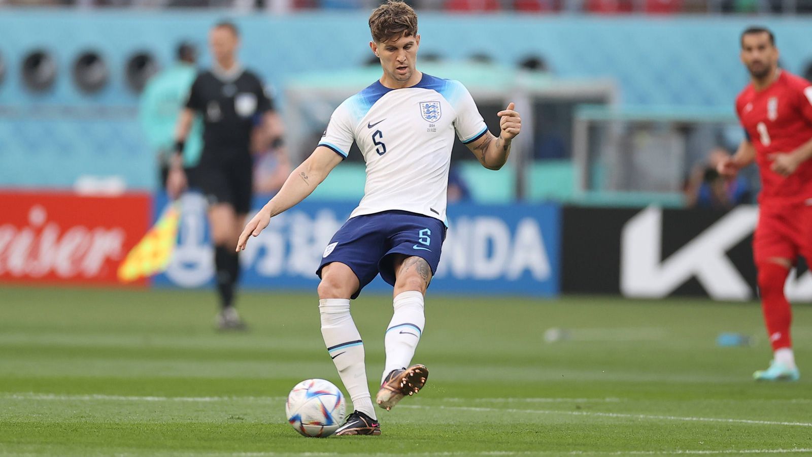 
                <strong>John Stones</strong><br>
                In der Abwehr der Engländer zunächst eine Macht, verliert kaum einen Zweikampf und schaltet sich auch häufiger ins Angriffsspiel ein. Vor dem gegnerischen Tor aber nicht so auffällig wie sein Nebenmann Maguire. Beim Gegentor zum 1:4 kommt er gegen den Torschützen zu spät und den späten Elfmeter verschuldet er auch. ran-Note: 
              