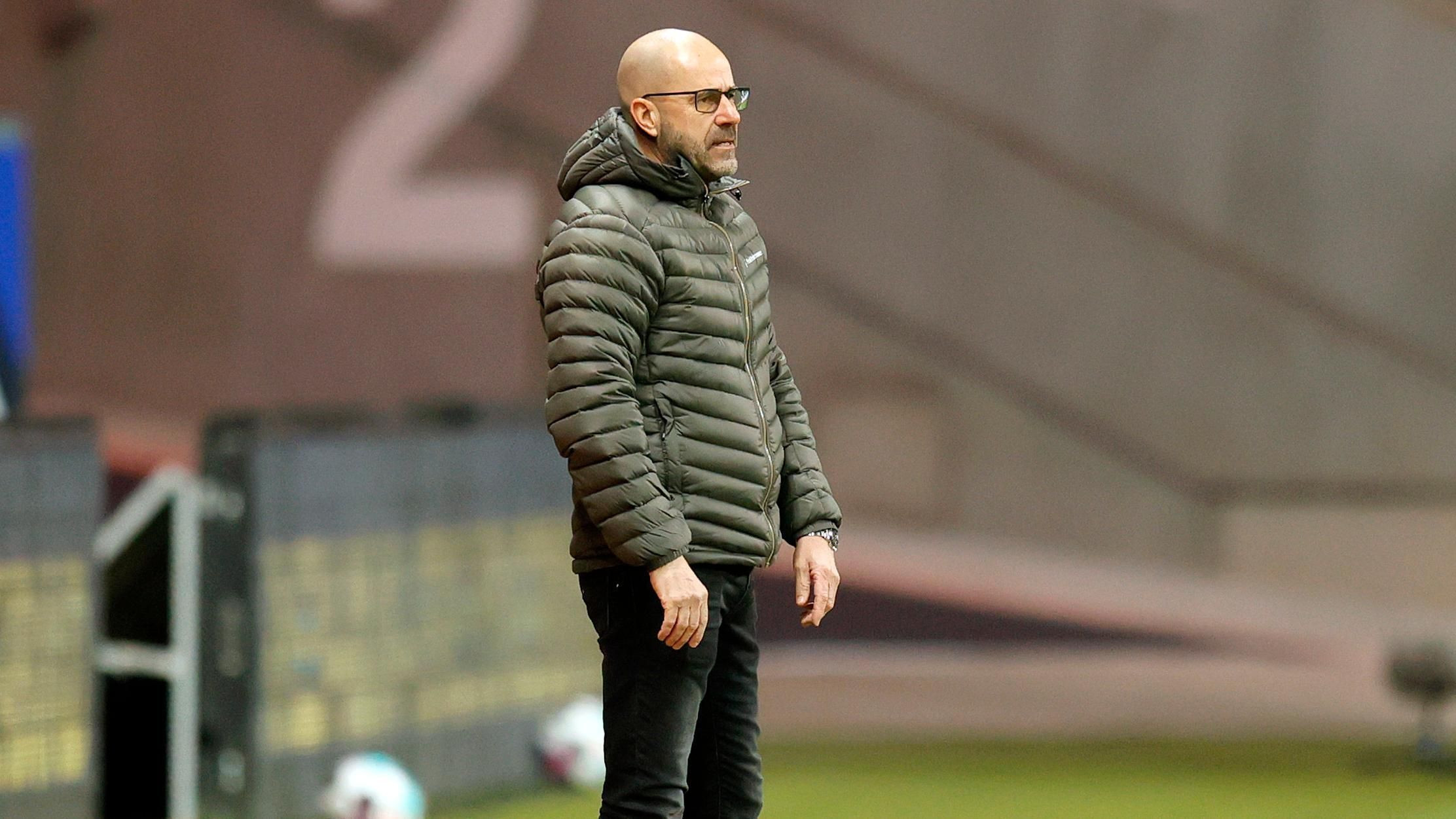 
                <strong>Wirft Leverkusen bereits das Handtuch im Titelkampf?</strong><br>
                Peter Bosz war nach der zweiten Niederlage in Folge alles andere als amüsiert: "Eine Top-Mannschaft verliert nicht zweimal hintereinander", machte der Niederländer bei seinem Auftritt im "Aktuellen Sportstudio" deutlich. Wie es scheint, werfen die Leverkusener schon am 14. Spieltag das Handtuch im Kampf um die Meisterschaft...
              