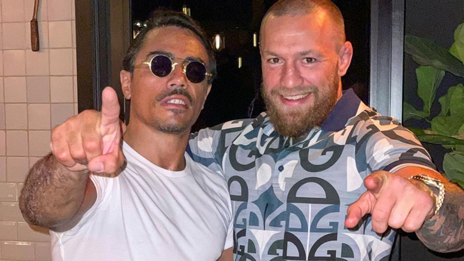 
                <strong>Kampfsportler willkommen!</strong><br>
                Aber nicht nur Fußballer gehören zu Salt Baes Gästen. Hier posiert der Koch mit MMA-Superstar Conor McGregor. Zu seiner Restauranteröffnung in New York gratulierten die Box-Superstars Tyson Fury und Saul "Canelo" Alvarez mit kurzen Video-Grußbotschaften. Ob sie dafür mit goldenen Steaks vergütet wurden, bleibt Salt Baes Geheimnis.
              