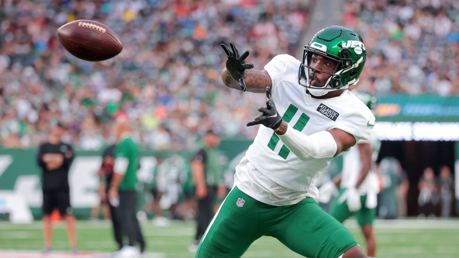 
                <strong>Denzel Mims (New York Jets) </strong><br>
                Denzel Mims ist in seinem dritten Jahr in der Liga und hat sich seither kontinuierlich verbessert. Nachdem er in seiner Rookie-Saison 2020 in neun Spielen bereits Pässe für starke 15,5 Yards im Schnitt fing, waren es ein Jahr darauf in elf Spielen durchschnittlich 16,6 Yards. Interessant für die Packers: Im Training Camp vor der Saison hatte Mims öffentlich einen Trade gefordert.
              