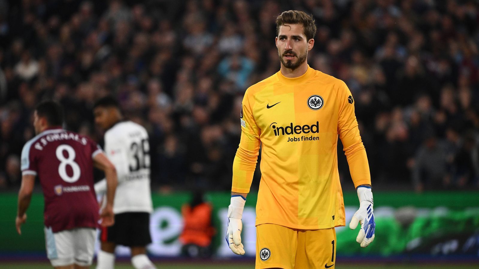 
                <strong>Kevin Trapp</strong><br>
                Ganz stark die Aktion gegen Bowen in der 14. Minute, als er den Schuss noch mit der Fußsohle an den Pfosten lenkt. Beim 1:1 machtlos. Insgesamt mit einer sicheren Ausstrahlung. ran-Note: 3
              