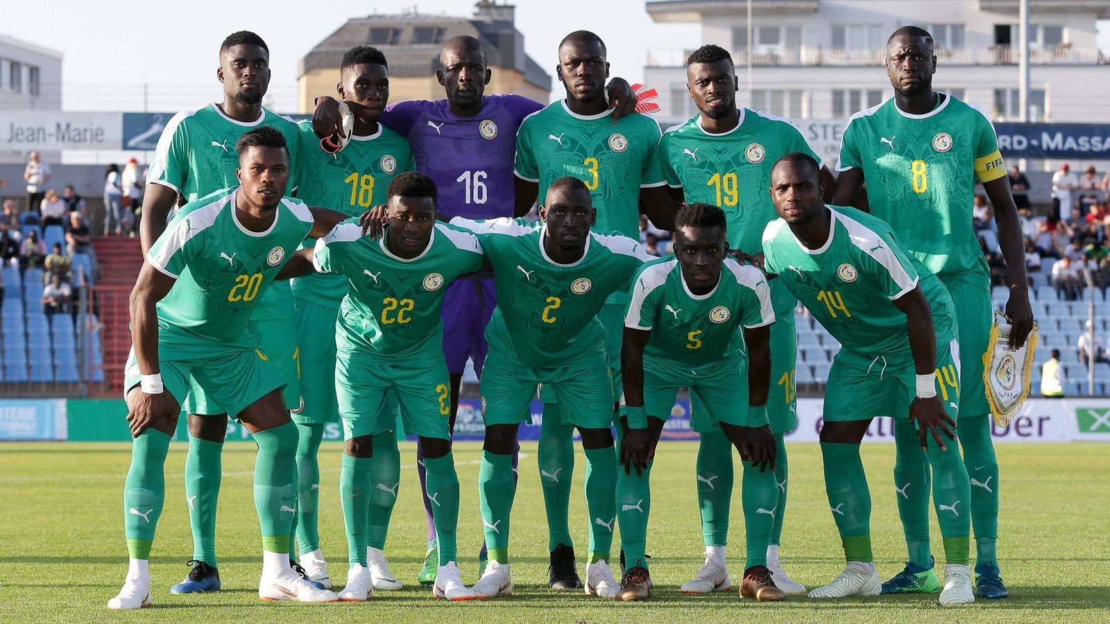 
                <strong>Senegal: Der Geheimfavorit aus Afrika</strong><br>
                Für Afrika gab es bei der WM bislang wenig Gründe zum Jubeln: Keine afrikanische Nationalmannschaft hat einen Sieg zu verbuchen - bis jetzt. Der größte Hoffnungsträger des "schwarzen Kontinents" startet nämlich erst heute gegen Polen (17:00 Uhr) in das Turnier. Senegal ist unter Experten hoch angesehen. Erfolgstrainer und TV-Experte Jose Mourinho tippt sogar, dass Senegal die Gruppe H gewinnen wird. Doch wer sind überhaupt die wichtigsten Gesichter dieser Mannschaft? ran.de stellt vor.
              