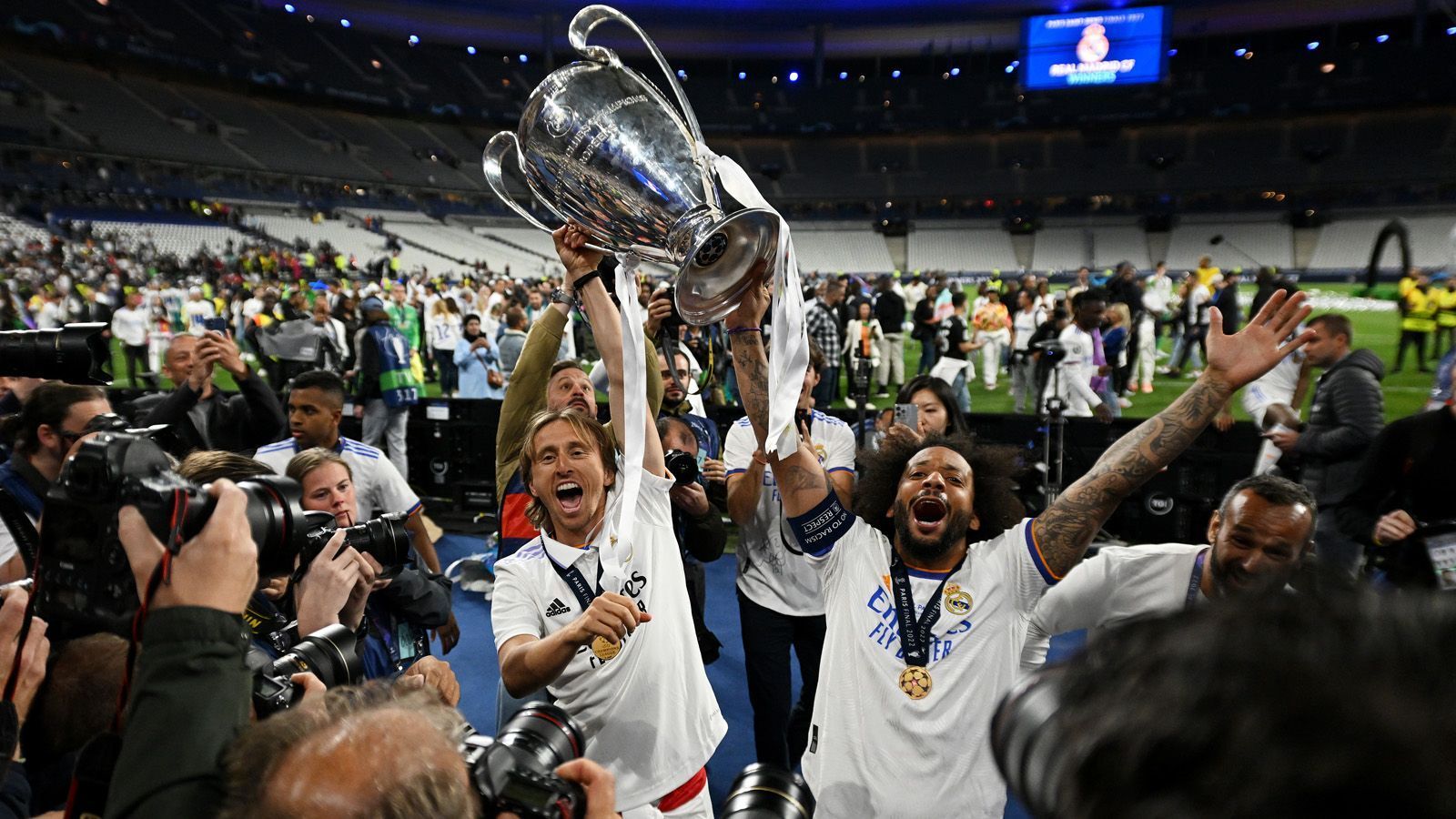 
                <strong>Grenzenloser Real-Jubel nach 14. Titel</strong><br>
                Nach Torchancen gnadenlos unterlegen - nach Toren eins vorne. Real Madrid feiert nach dem 1:0-Finalsieg gegen den FC Liverpool den 14. Triumph der Champions League (früher Europapokal der Landesmeister). ran zeigt die besten Bilder der Feier.
              