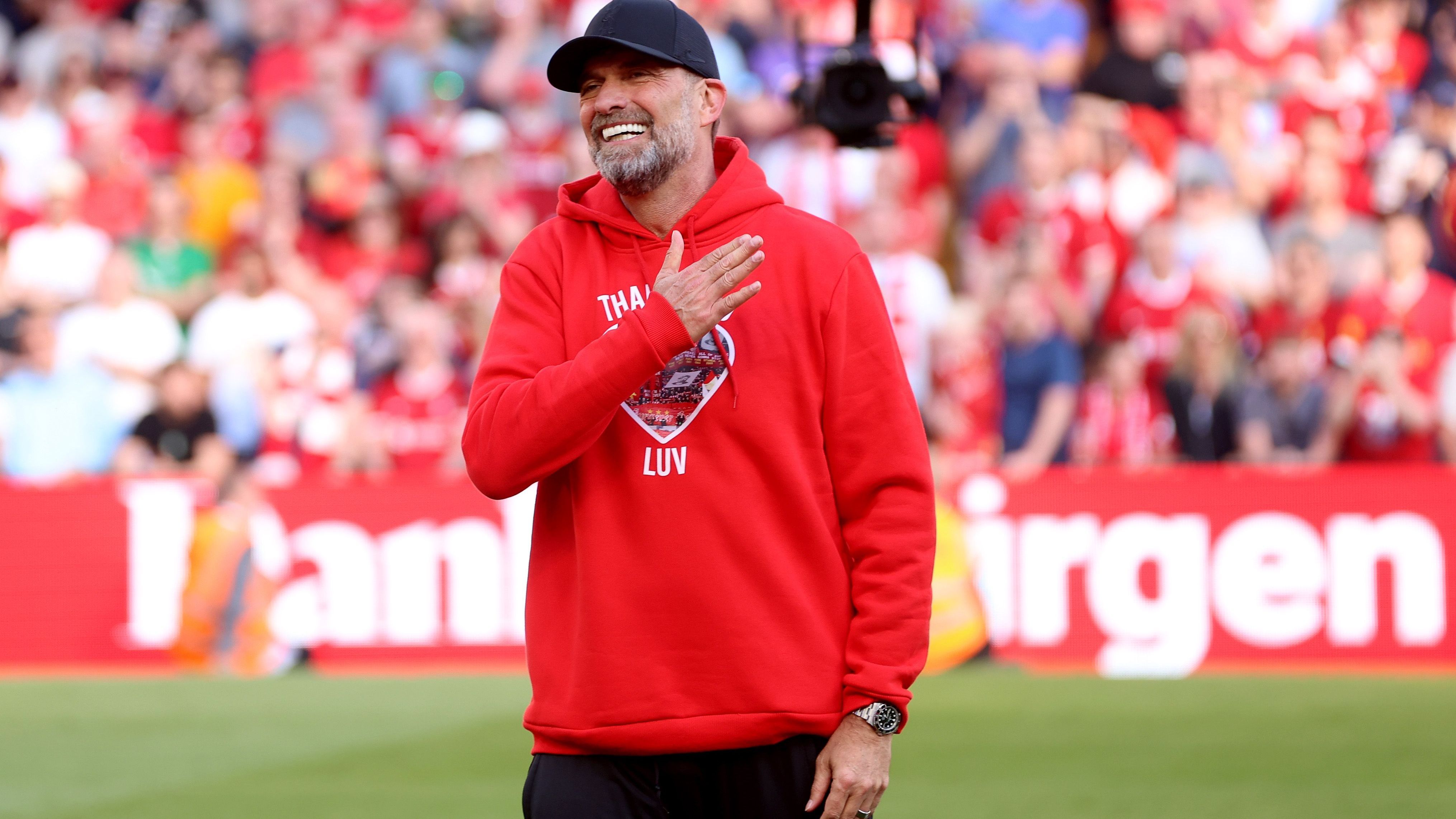 <strong>Jürgen Klopp (vereinslos)</strong> <br>Das wäre natürlich der Wunsch aller Engländer und eine absolute Sensation. Beim FC Liverpool wurde Jürgen Klopp zur Legende, weltweit gilt der Deutsche als einer der besten Trainer überhaupt. "Würdet ihr nicht alles für Jürgen Klopp geben?", fragte zuletzt Ex-Nationalspieler Gary Lineker in einer Gesprächsrunde der "BBC". Klopp sei "irgendwie ohne Job. Er wird sich ein bisschen ausgeruht haben"...