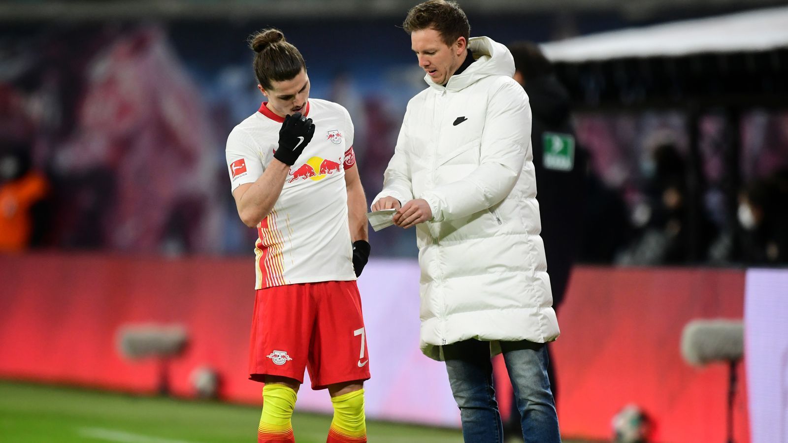 
                <strong>Leipzig rotiert unbeschwerter</strong><br>
                Sowohl Bayern als auch Leipzig haben in dieser Saison schon jeweils 20 Spieler in mindestens zehn Partien eingesetzt. Der Unterschied in den letzten Wochen: Während RB bei seinen Wechseln dank Führungen häufig Leistungsträger auswechseln konnte wie etwa beim 3:0 gegen Hertha BSC oder beim 4:0 im Pokal gegen Bochum, muss Hans Flick bei den Bayern angesichts der vielen Rückstände Leistungsträger wie Robert Lewandowski immer wieder durchspielen lassen oder angeschlagene Spieler wie Leon Goretzka doch noch von der Bank bringen, weil die zweite Garde nicht überzeugt. 
              