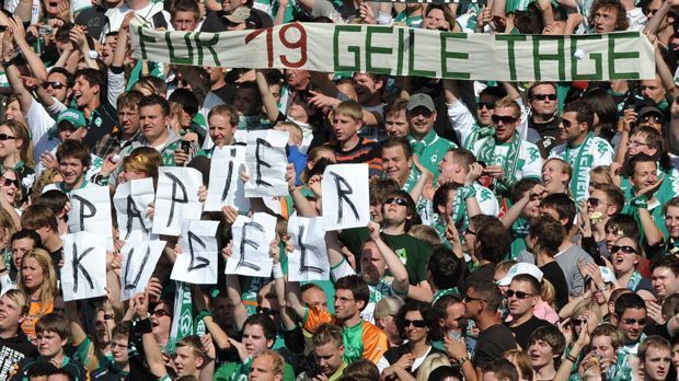 
                <strong>19 tolle Tage</strong><br>
                Derbyrivalen kann man nach Niederlagen ja sowieso nicht mehr sehen. 2009 hatten die Hamburger die Bremer unfassbar satt. Man traf sich schließlich innerhalb von 19 Tagen vier Mal: Am 22. und 30. April sowie am 7. und 10. Mai, und das in drei Wettbewerben. Die HSV-Bilanz: Aus im DFB-Pokal, Aus im Uefa-Pokal und eine Niederlage in der Liga, wodurch der HSV am Ende die Champions League verpasste. "Dieses Trauma wird aus der Geschichte des HSV nicht mehr zu tilgen sein", sagte damals Club-Chef Bernd Hoffmann.
              