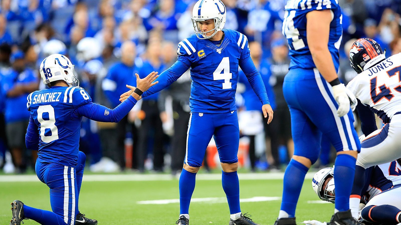 
                <strong>Gewinner: Adam Vinatieri</strong><br>
                Die Kicker-Legende weiß einfach, wie sie sich den ganz großen Auftritt verschaffen kann. Nur weil Adam Vinatieri im ersten Drive des Spiels seiner Indianapolis Colts gegen die Denver Broncos einen Field-Goal-Versuch aus 45 Yards neben die Stangen setzt, läuft das Team in der letzten Minute einem Rückstand hinterher. So schreitet der viermalige Super-Bowl-Champion mit noch 26 Sekunden auf der Uhr noch einmal zur Tat und verwandelt nach Scores aus 55 und 45 Yards auch aus 51 Yards. Vinatieris Fehlschuss ist damit vergessen, dank diesem konnte er aber überhaupt zum Matchwinner avancieren.
              