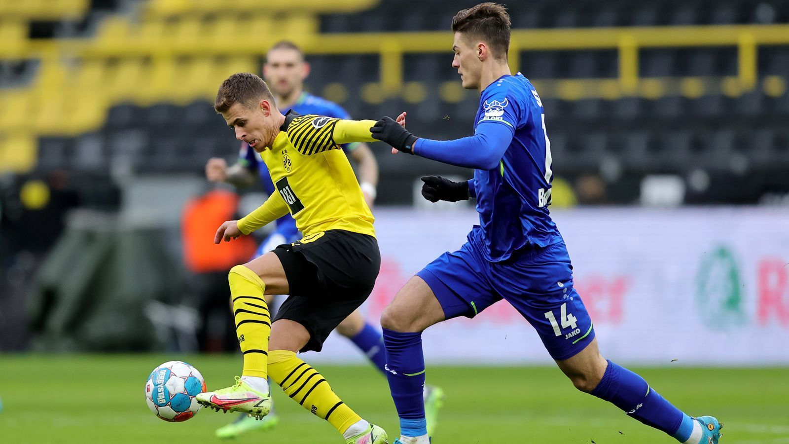
                <strong>Thorgan Hazard</strong><br>
                Rückt für den verletzten Haaland in die Startformation, kann sich aber kaum in den Blickpunkt spielen. Wirkt uninspiriert, hat nur sehr wenige gute Aktionen. 15 Minuten bekommt er nach dem Seitenwechsel, die er aber nicht nutzt. Dann muss er runter. ran-Note: 5
              
