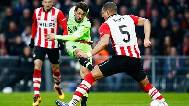 
                <strong>Niederlande</strong><br>
                Niederlande: Drei Runden vor Schluss ist die Spannung im Titelrennen der Eredivisie quasi auf dem Siedepunkt. Ajax Amsterdam und die PSV Eindhoven liefern sich ein Kopf-an-Kopf-Rennen. Beide Teams liegen mit je 75 Punkten gleichauf. Auch bei den direkten Duellen gibt es einen Gleichstand. Ajax und Eindhoven konnten jeweils das Auswärtsspiel gewinnen. 
              