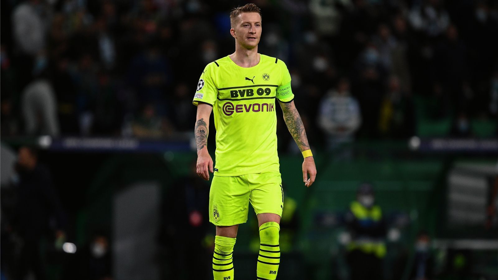 
                <strong>Marco Reus</strong><br>
                Hat in den ersten Minuten ein, zwei gute Aktionen, lässt sich dann aber wie der komplette BVB von Ajax überrollen. Verlängert in der 11. Minute Tadics Freistoß unglücklich per Kopf ins eigene Tor. Hat in der ersten Halbzeit maximal eine Mini-Chance zu verzeichnen, als er in der 19. Minute nach Haalands Vorarbeit am Ball vorbeirutscht. Kurz nach der Pause geht sein Nachschuss nach Haalands Lattentreffer übers Tor. ran-Note: 5
              