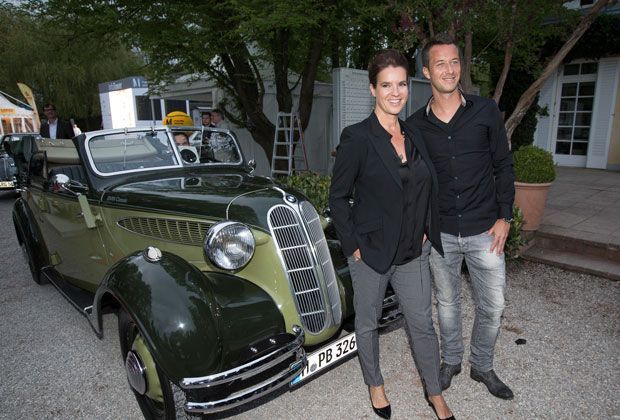 
                <strong>Katarina Witt und Philipp Kohlschreiber</strong><br>
                BMW-Botschafterin Katarina Witt posiert mit dem deutschen Tennis-Profi Philipp Kohlschreiber vor einem BMW-Oldtimer.
              