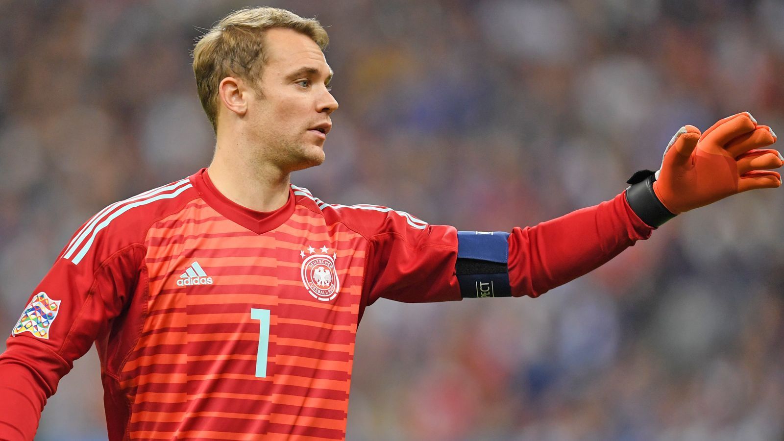 
                <strong>Manuel Neuer (Deutschland)</strong><br>
                Fast die komplett erste Hälfte lang ist der Kapitän beschäftigungslos. Nach dem Seitenwechsel zeigt Neuer gegen den durchgebrochenen Mbappe, dass er auch 2018 Weltklasse verkörpern kann. Bei Griezmanns Kopfball fliegt er ebenso vergebens wie beim Elfmeter des Wahl-Madrilenen. ran-Note: 2
              