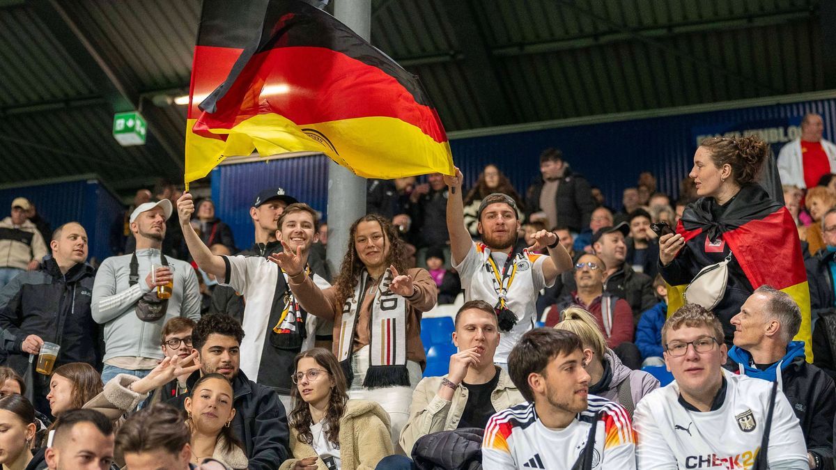 25.03.2025, Fussball: Laenderspiel, EM-Vorbereitung, Saison 2024 2025, Deutschland U21, U 21 - Spanien U21 im Merck-Stadion in Darmstadt. Die Fans sind in guter Stimmung. Wichtiger Hinweis: Gemaess...