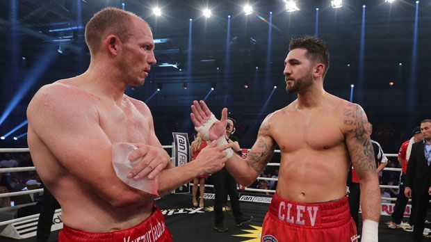 
                <strong>Jürgen Brähmer vs. Nathan Cleverly</strong><br>
                Zum Zeitpunkt der Aufgabe aufgrund einer Ellenbogen-Verletzung lag Brähmer auf den Punktzetteln sogar knapp vorn. Ein deutliches Zeichen für ein Rematch in der walisischen Heimat des neuen Champions.
              