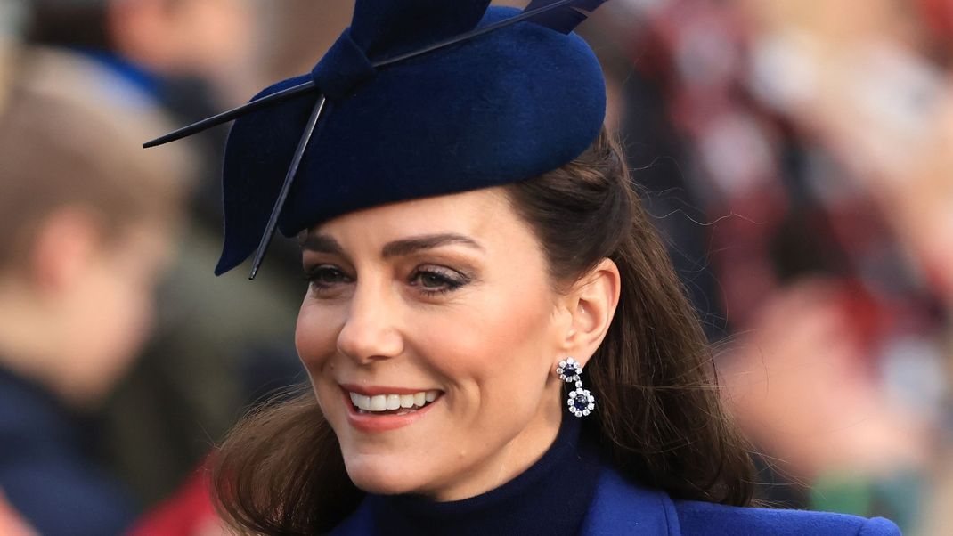 Prinzessin Kate hat mithilfe von Outfits, Schmuck und Accessoires schon oft an ihre verstorbene Schwiegermutter Lady Di erinnert. Jetzt tut sie es erneut.