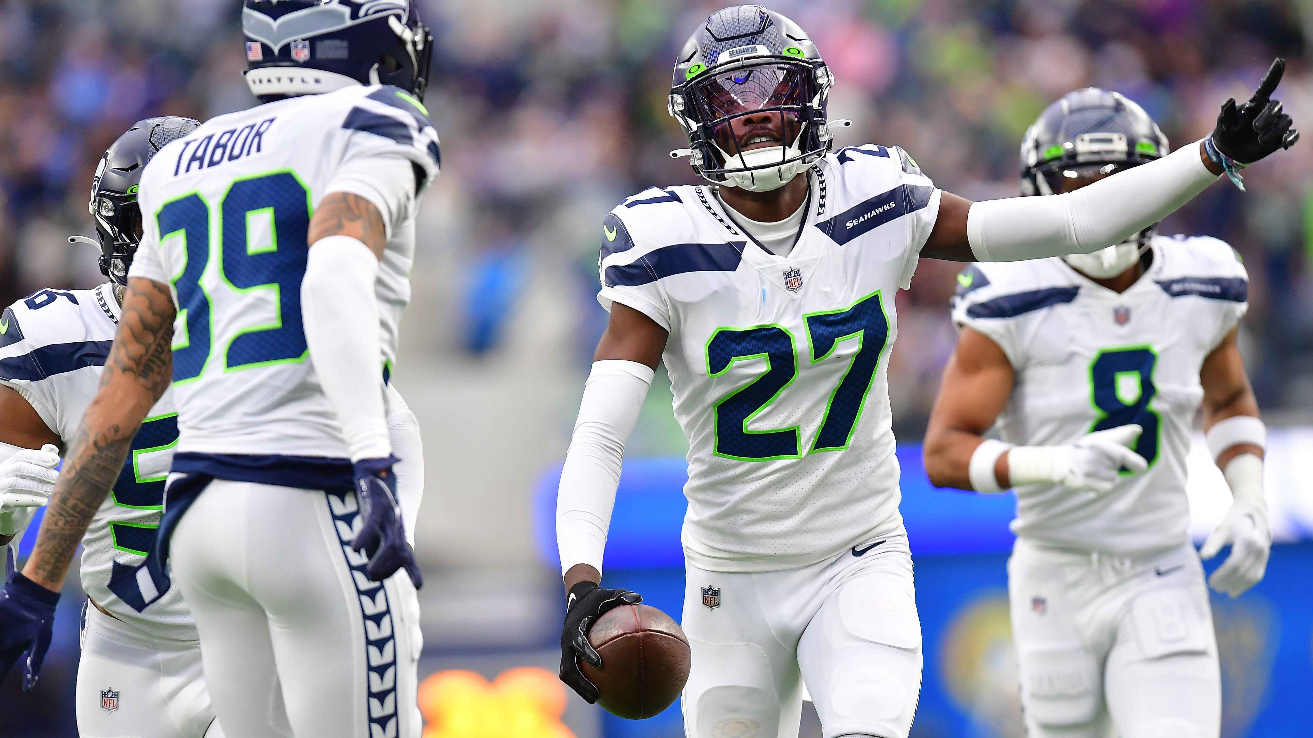 
                <strong>Platz 9: Seattle Seahawks</strong><br>
                &#x2022; Cornerback-Starter: Devon Withersopoon, Tariq Woolen<br>&#x2022; Cornerback-Backups: Mike Jackson, Tre Brown, Arquon Bush, Coby Bryant, Artie Burns, Isaiah Dunn<br>&#x2022; Safety-Starter: Jamal Adams, Quandre Diggs<br>&#x2022; Safety-Backups: Jerrick Reed II, Christian Young, Jonathan Sutherland, Julian Love, Joey Blount, Mo Osling III<br>Manche Seahawks-Fans könnten sich bei dem vorhandenen Personal an die damalige Legion of Boom erinnert fühlen. Tariq Woolen hatte ein unglaubliches Rookie-Jahr und auch Quandre Diggs lieferte ab. Hinzu kommen der Top-Rookie Devon Witherspoon sowie Jamal Adams, der quasi die ganze Saison 2022 ausfiel.
              