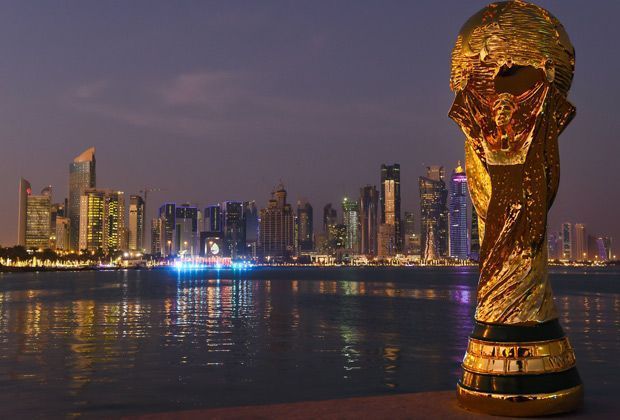 
                <strong>WM 2022 in Katar: Alles wie beim Handball?</strong><br>
                Droht uns ein ähnliches Schicksal bei der Fußball-WM 2022 in Katar? Auch hier wird wohl nichts unversucht bleiben, um erfolgreich zu sein. Aber wie könnte das aussehen? Ein nicht ganz ernst gemeinter Horror-Ausblick.
              