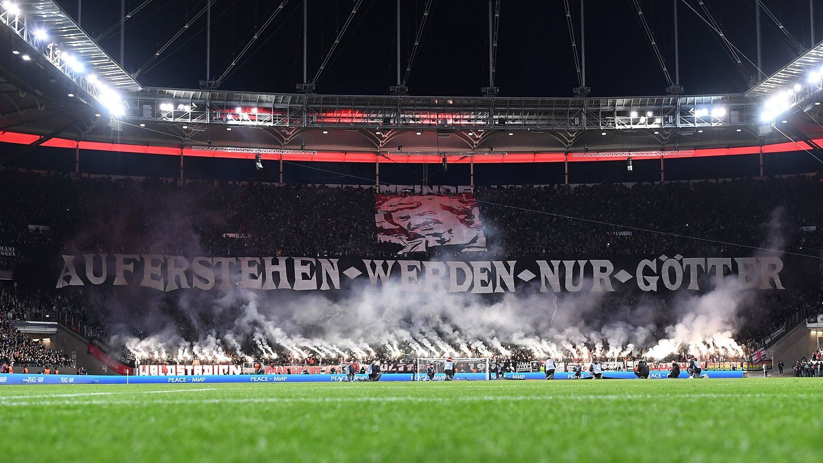 
                <strong>Viertelfinal-Hinspiel: Eintracht Frankfurt - FC Barcelona 1:1</strong><br>
                Im historischen Viertelfinal-Hinspiel ist der große FC Barcelona zu Gast im Waldstadion. Zu dieser Zeit ist Barca trotz aufsteigender Tendenz immer noch ein wankender Riese - und Frankfurt weiß das auszunutzen. Mit den Fans im Rücken holen die Hessen gegen "Barca" ein 1:1 und kratzen an der Sensation. Ansgar Knauff sorgt für den Führungstreffer, Ferran Torres erzielt für die Katalanen den Ausgleich. Für das Rückspiel am 14. April steht also alles wieder auf Null.
              