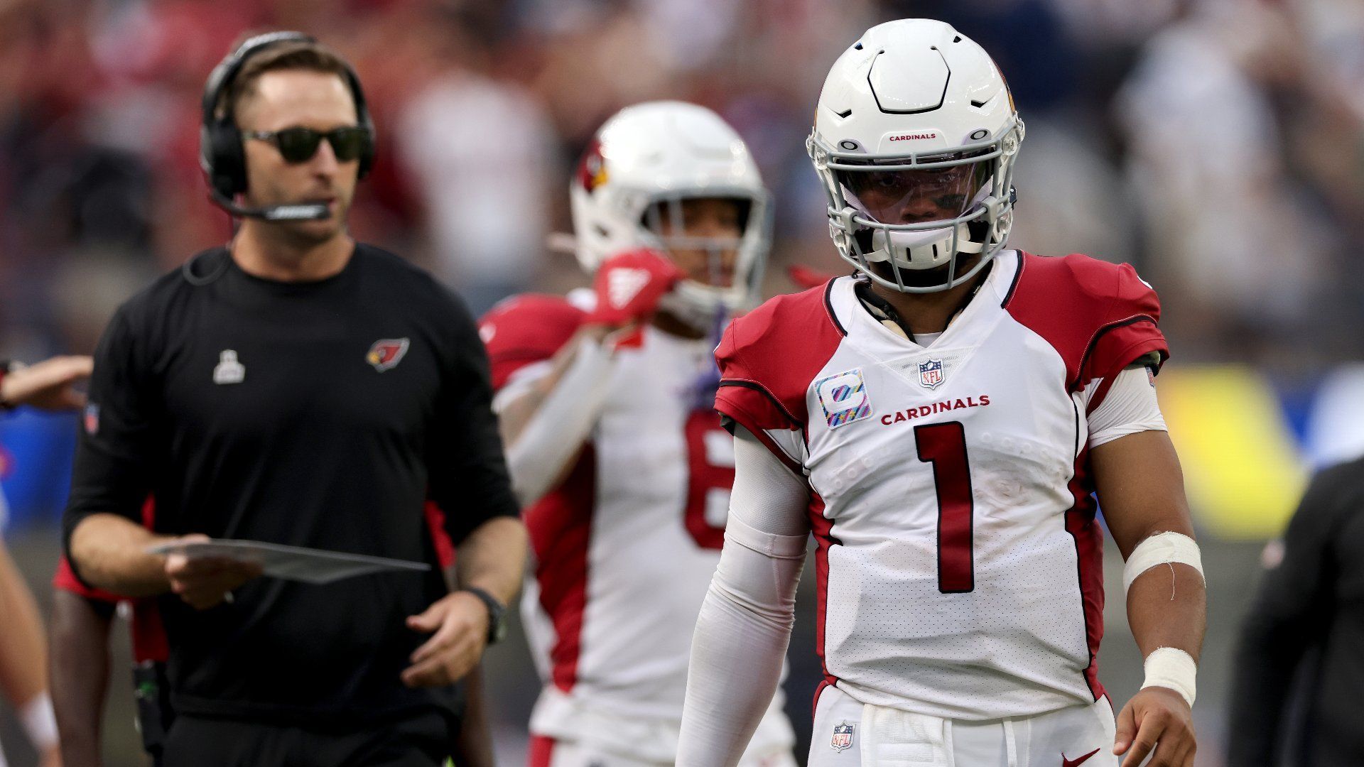 
                <strong>Verlierer: Kyler Murray und Kliff Kingsbury</strong><br>
                Nach mehreren Jahren ohne Playoff-Teilnahme fieberten die Fans der Arizona Cardinals dem ersten Postseason-Auftritt von Star-Quarterback Kyler Murray entgegen. Bei den Los Angeles Rams wurden die Hoffnungen der Anhänger jedoch schnell zerstört. Die Cardinals um Head Coach Kliff Kingsbury lieferten einen unterirdischen Auftritt ab und gingen am Ende mit 11:34 chancenlos unter. In der Kritik steht hier auch Head Coach Kliff Kingsbury, der es erneut nicht geschafft hat, aus dem talentierten Kader einen ernstzunehmenden Playoff-Kandidaten zu formen. Zwar starteten die Cardinals hoffnungsvoll in die Saison, bevor es in den vergangenen sechs Spielen fünf Niederlagen hagelte. Nun spekulieren bereits die ersten Medien, ob Kingsbury noch der richtige Mann für den Job ist. 
              