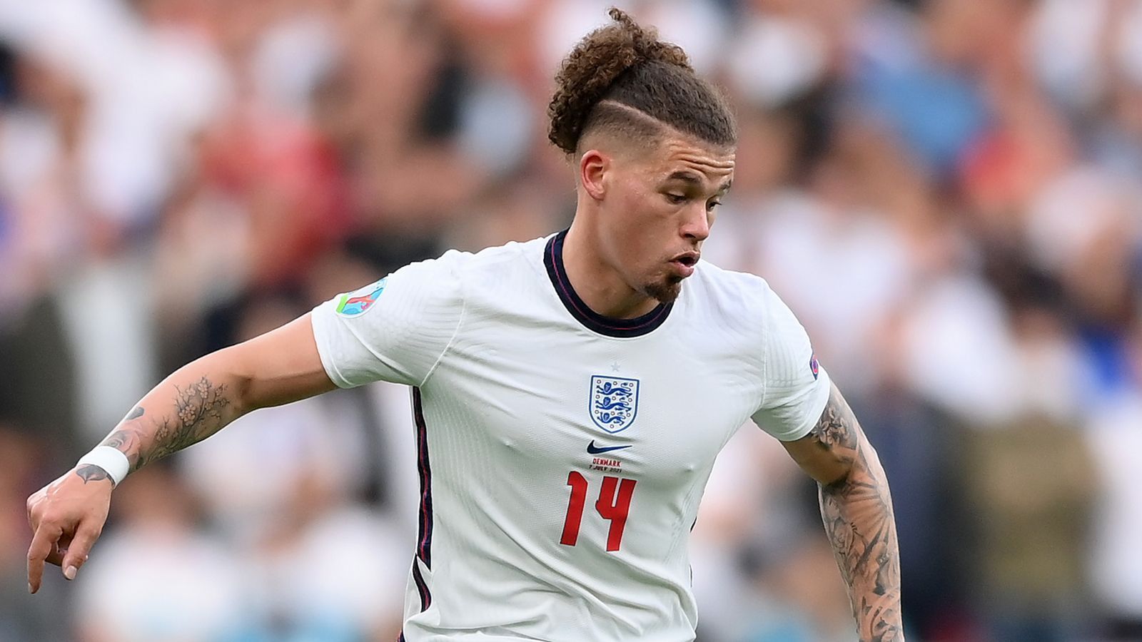 
                <strong>Kalvin Phillips (England)</strong><br>
                Verliert einen einfachen Ball im Mittelfeld, was zur bis dato größten Chance der Dänen führt (15.). Ansonsten giftig in den Zweikämpfen und mit regelmäßigen Anläufen nach vorne. Taucht immer mehr ab, je länger die Partie läuft. Verfehlt kurz vor Ende der regulären Spielzeit mit einem Distanzschuss das Tor. ran-Note: 4
              