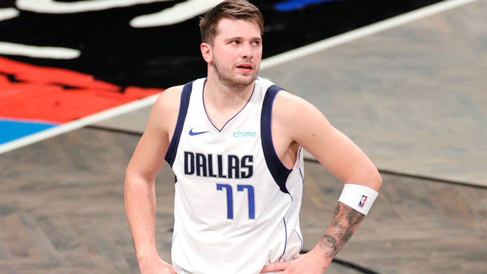 
                <strong>Luka Doncic: Seine Rekorde und Meilensteine mit 22 Jahren</strong><br>
                Hinzu kommen noch weitere kleinere Bestleistungen - zum Beispiel ist er Führender in Triple-Doubles mit mindestens 30 Punkten, 15 Rebounds und zehn Assists. Oder ihm gelang gegen die Denver Nuggets ein Spiel mit 38 Punkten, neun Rebounds, 13 Assists und fünf Steals. Solche Werte hatte zuvor noch kein NBA-Spieler in einer Partie aufgelegt. 20 Spiele in Folge gelangen ihm jeweils mindestens 20 Punkte, fünf Rebounds und fünf Assists. Es war die längste Serie dieser Art in der Liga-Historie. Zuvor kam ein gewisser Michael Jordan auf 18 Partien in Folge auf diese Zahlen. 
              