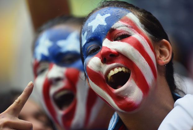 
                <strong>Verrückt, sexy, skurril: Fans in Brasilien</strong><br>
                Stars and Stripes: Die amerikanischen Fans stimmen sich auf die Partie gegen Deutschland ein.
              