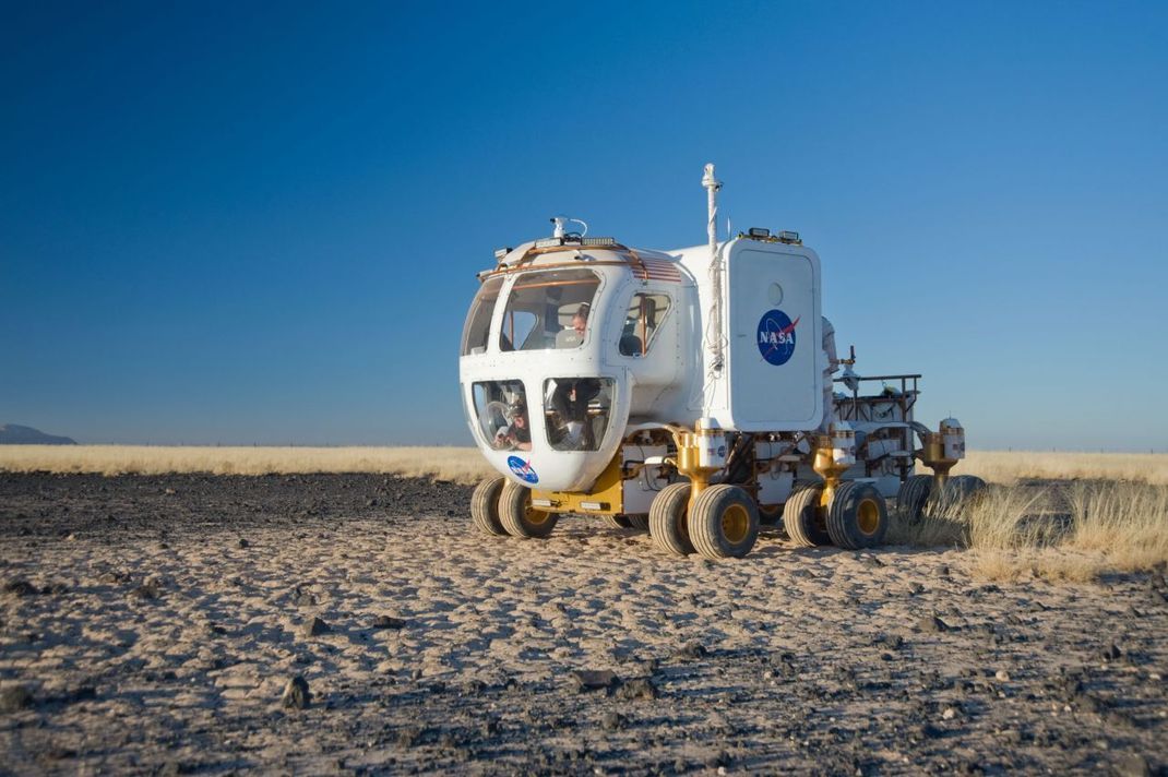 Erst in Phase 2 des Artemis-Programms würden Astronautinnen und Astronauten mit einem Rover über den Mond fahren (hier ein irdisches Testmodell). Auch er müsste erst gebaut werden.