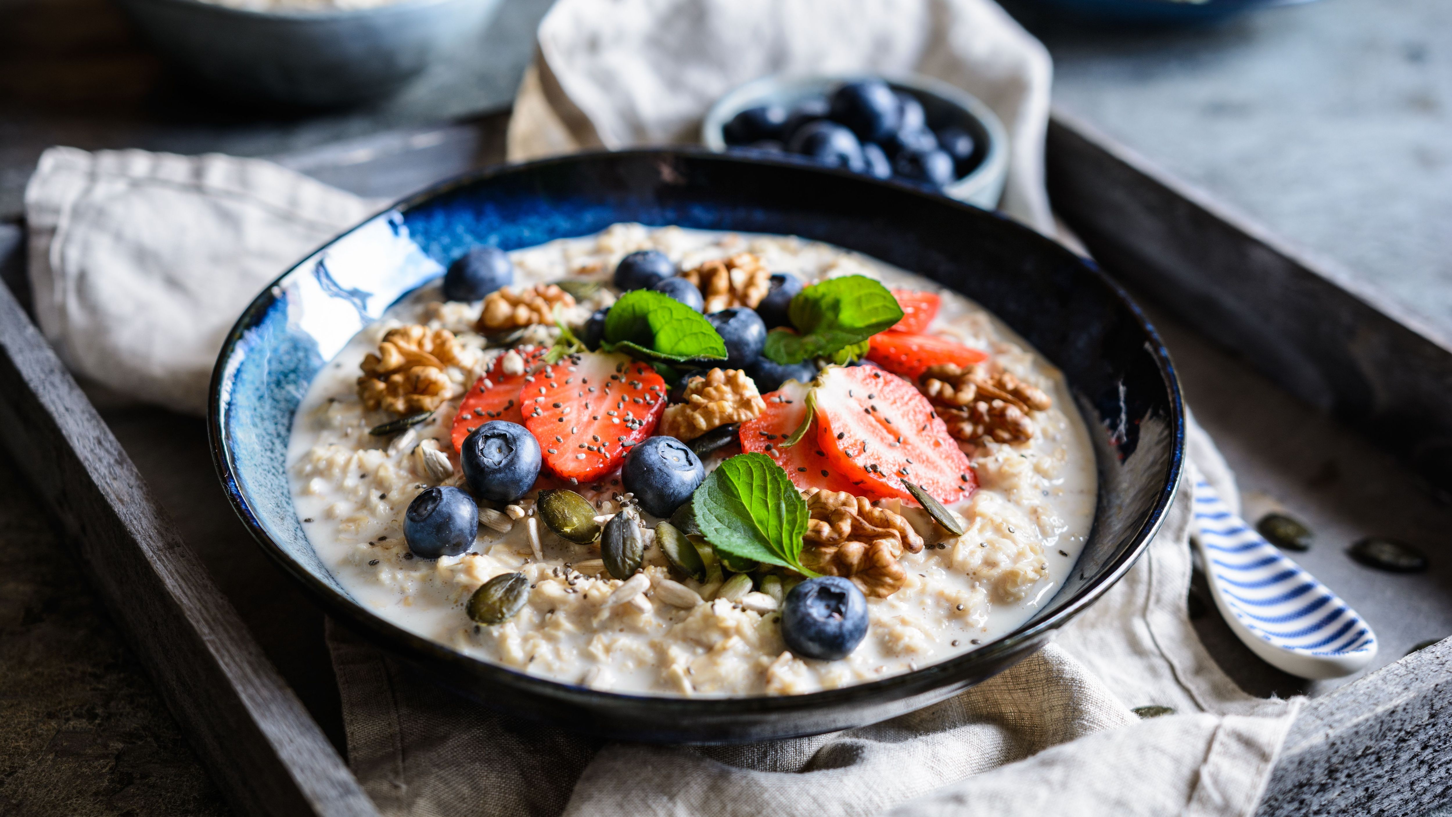 Gesundes Frühstück: Bircher Müsli mit Beeren gibt neue Energie